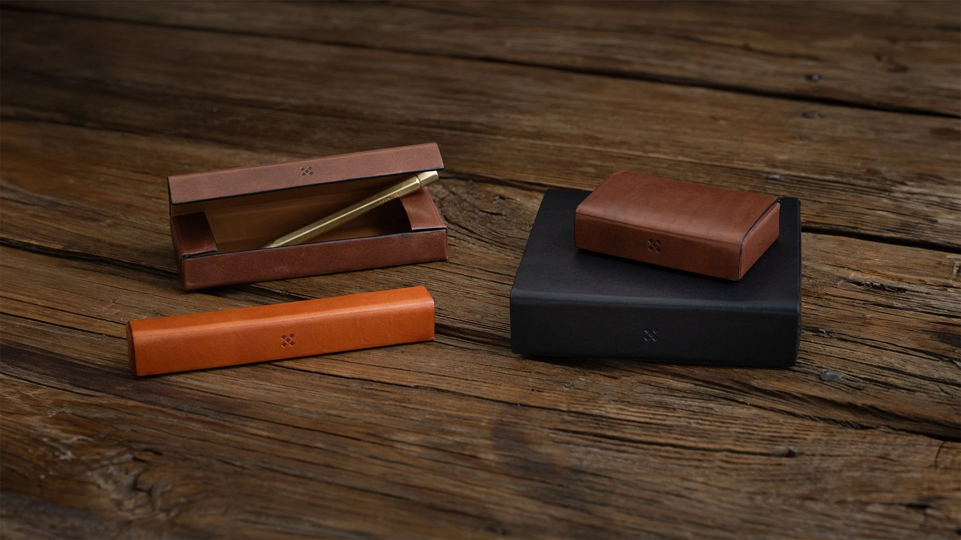 Lederetuis und Legendär Kugelschreiber auf rustikalem Holzhintergrund – hochwertige Aufbewahrung für Schreibgeräte